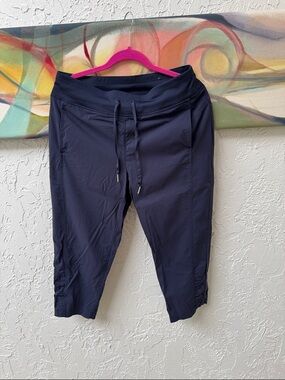 Zenergy by Chico’s Cropped Drawstring Active Capri Pants - Navy